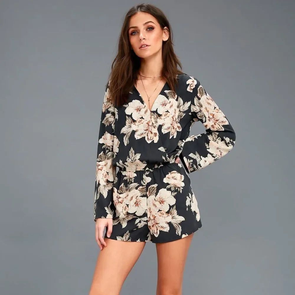 ✨ Fora blue floral long sleeve sz medium romper✨